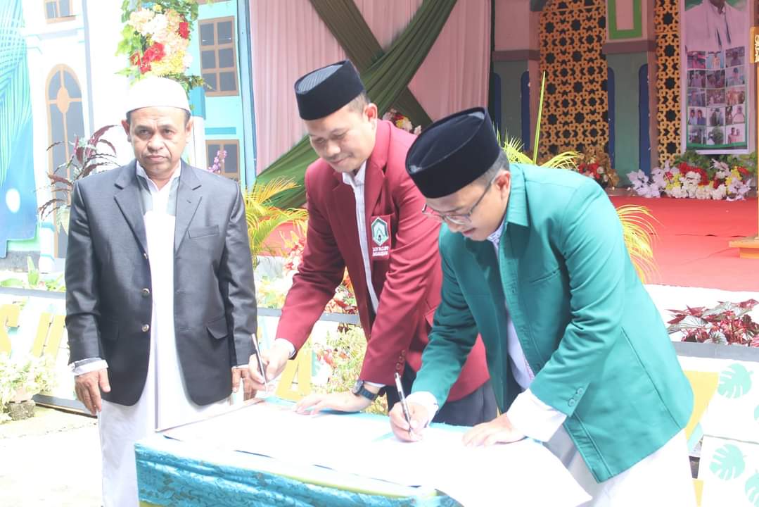 Hadiri Wisuda Santri, Direktur Pascasarjana IAIN Palopo Lakukan Penandatangan Kerjasama dengan Ponpes Burau